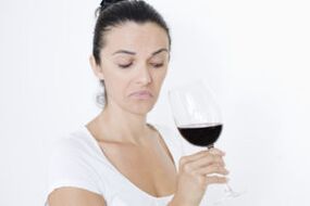 Frau trinkt Wein, wie man aufhört