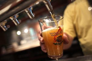 Der Barkeeper gießt Bier in ein Glas