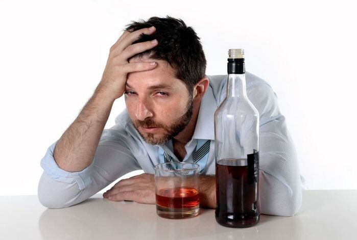 Mann, der an Alkoholismus leidet und wie man trinkt, hört auf zu trinken