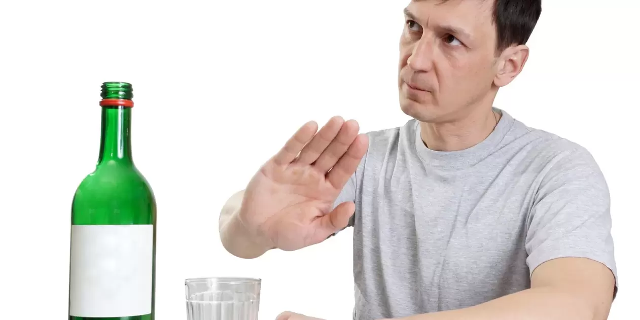 Ein Mann lehnt Alkohol ab