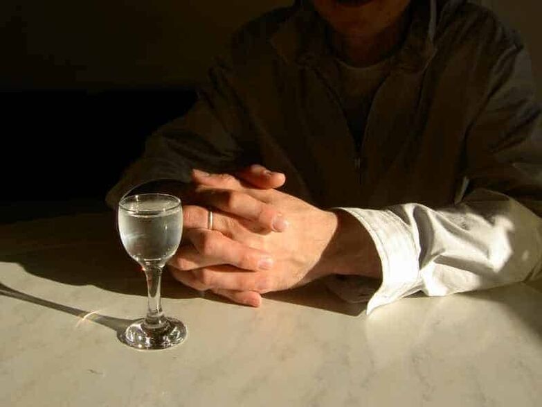 Wenn man täglich selbst kleine Dosen starken Alkohols trinkt, entwickelt man eine Alkoholabhängigkeit