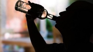 die ersten Anzeichen und Symptome von Alkoholismus